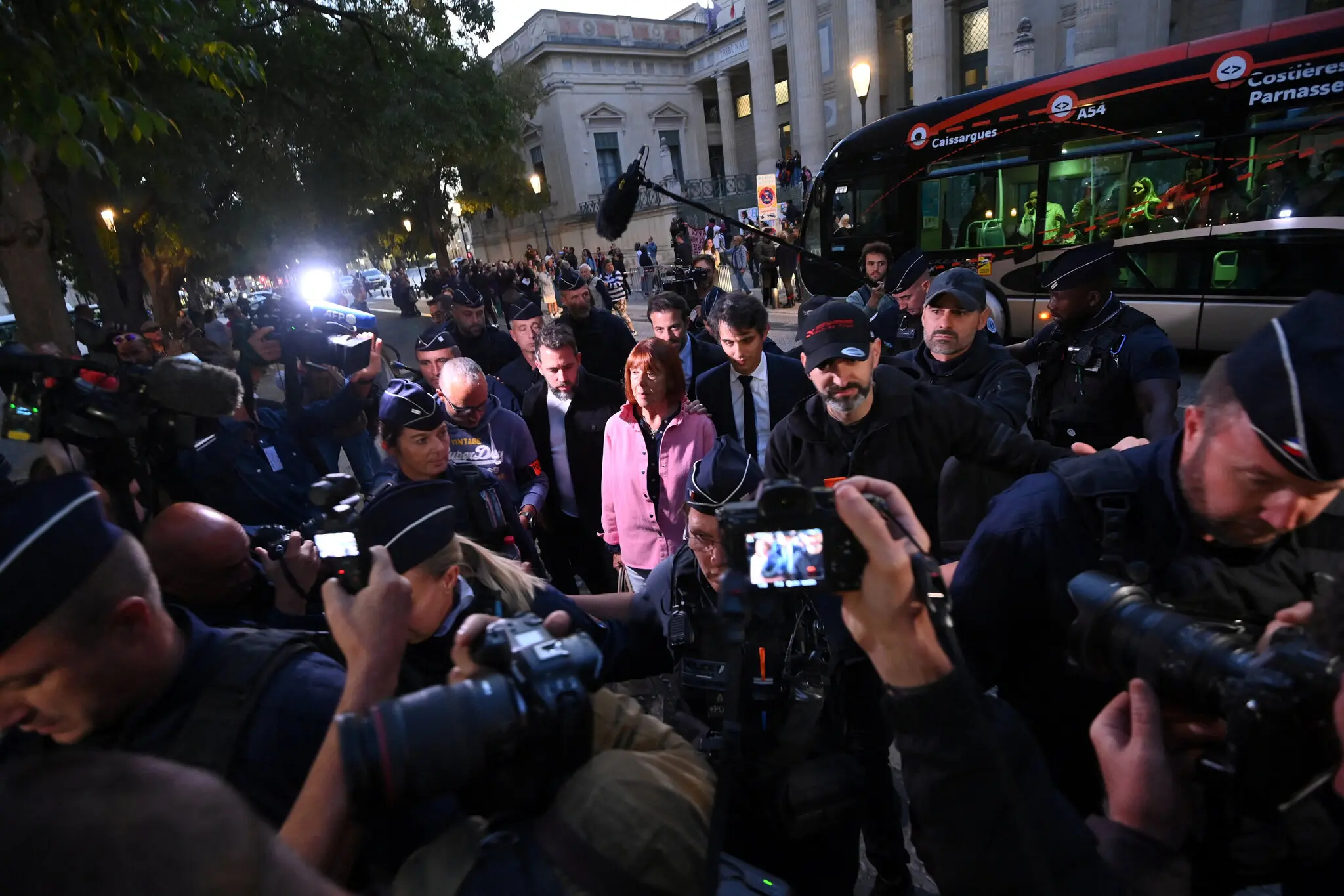 Розкриття пограбування Лувру: як ДНК-бази змінюють систему правосуддя у Франції